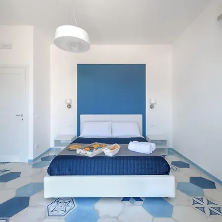 לינה וארוחת בוקר Caruso 4*